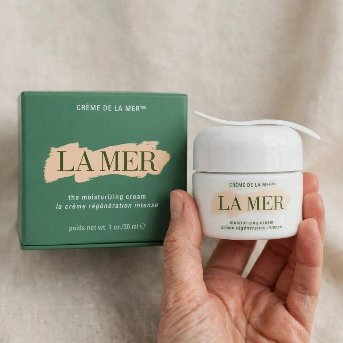 La Mer The Moisturizing Cream – 1oz / 30ml – hand view