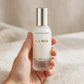 La Mer The Halo Serum – 30ml / 1oz – hand view