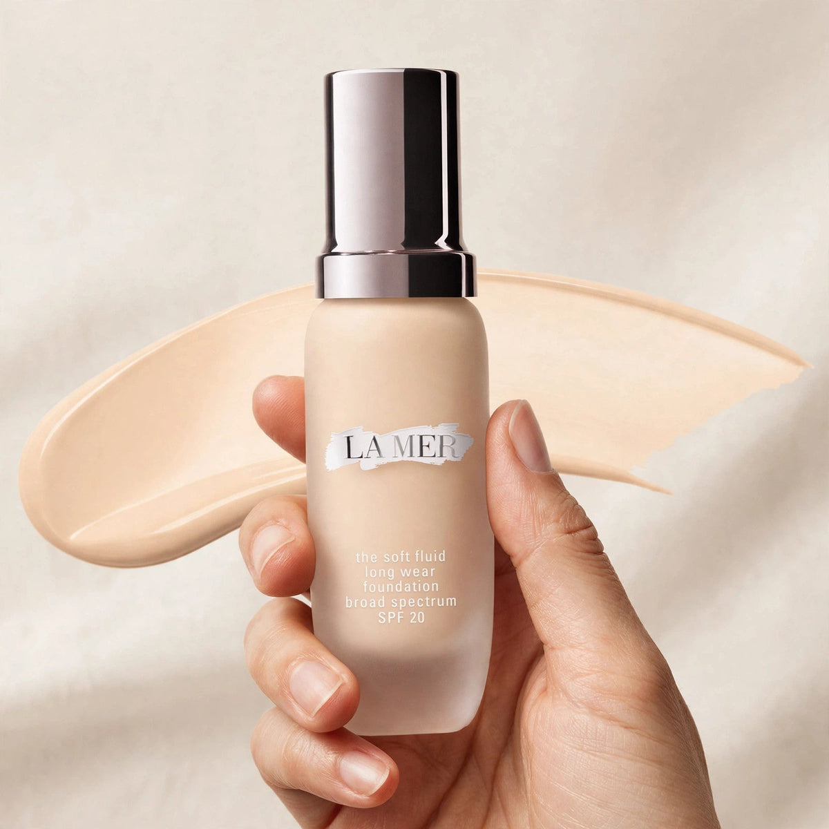 La Mer The Soft Fluid Long Wear Foundation SPF 20 – 1oz / 30ml – hand view
