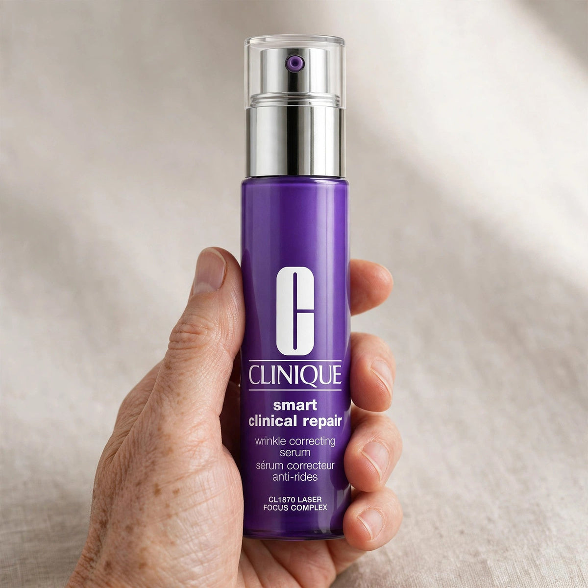 Clinique Smart Clinical Repair Wrinkle Correcting Serum – 100ml / 3.4oz – hand view